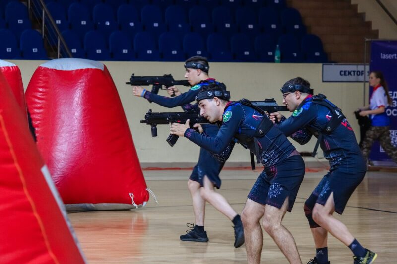 Игроки LASERWAR в наступлении за красными укрытиями.